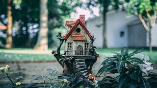 Miniaturhaus in einem Garten
