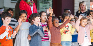 Die Kinder der KiTa Immendal singen zur Eröffnung des Familienzentrums Immendal