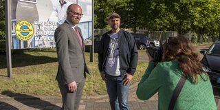 Christian Linke, einer der Protagonisten der Kampagne, sowie Oberbürgermeister Sören Link vor einem der ersten Plakate.