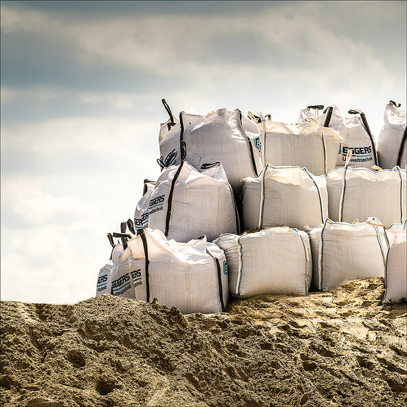 Mit Sand gefüllte BigBags die zu einem Notdeich aufgestapelt sind