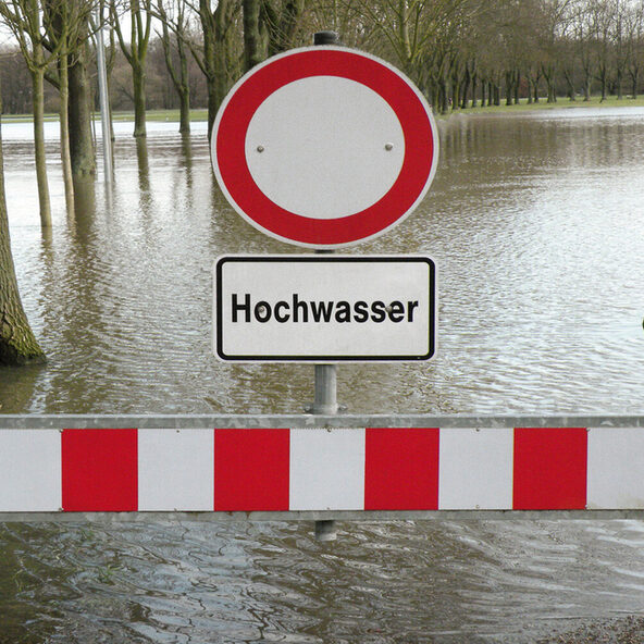 Absperrung eines Weges bei Hochwasser
