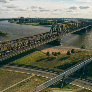 Rhine Park, railway bridge
