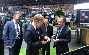 Dezernent Murrack am Huweistand auf der CEBIT