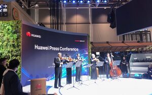 Fünf asiatische Musiker zum Auftakt einer Pressekonferenz (Geigen und ein Kontrabaß)