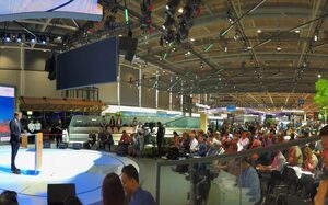 Dezernnt Martin Murrack am Rednerpult vor vielen Besuchern der HUAWEI Pressekonferenz