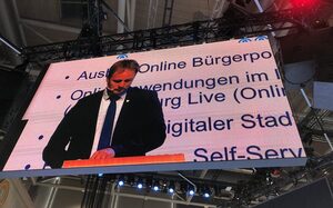 Dezernent Martin Murrack auf einer großen Leinwand zu sehen