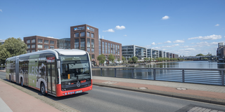 Ein neuer E-Bus der DVG auf einer Brücke am Innenhafen