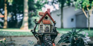 Miniaturhaus in einem Garten