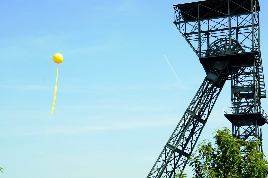 gelber Ballon an Förderturm