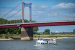 Friedrich-Ebert-Brücke mit Personenschiff Rheinfels