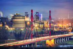 Beeckerwerther Brücke im Hintergrund thyssenkrupp Steel
