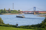 Schiff fährt auf dem Rhein mit Blick auf Ruhrort