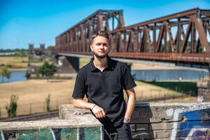Die Grüne Lena, eine Aussichtplattform mit Blick auf den Rhein, Rheinpark und Hochfelder Eisenbahnbrücke