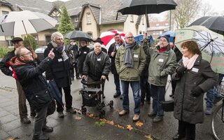 Bürgerspaziergang des Oberbürgermeisters Sören Link (Bildmitte mit Schal) in Neumühl. Die Gruppe befindet sich auf dem Bergmannsplatz