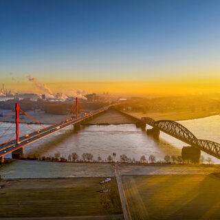 Sonnenaufgang über dem Rhein