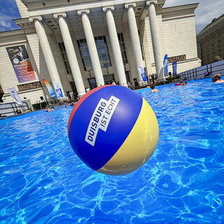 Pool vor dem Stadttheater