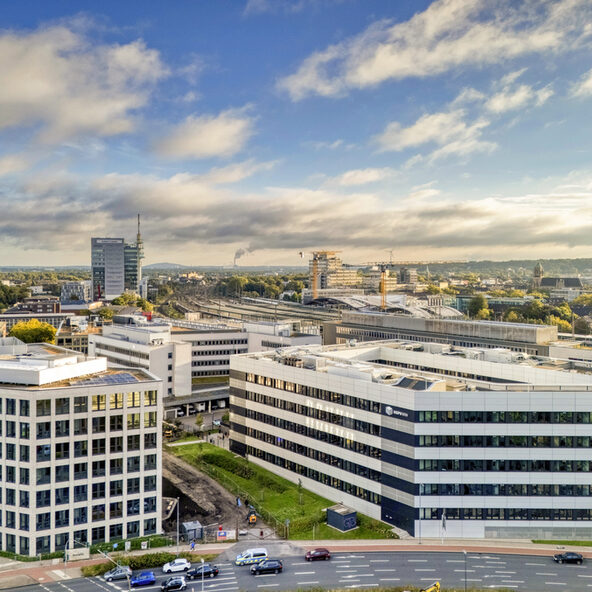 Fassaden neuer Bürohäuser Nähe Hauptbahnhof