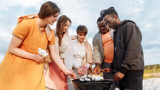 Fünf Freunde am Kugelgrill (3 Frauen, zwei Männer)