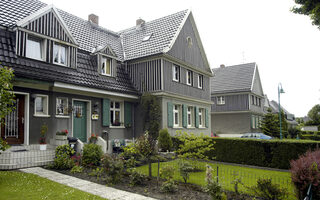 Siedlung Johannenhof - graue Häuser mit grünen Türen, gepflegte Vorgärten
