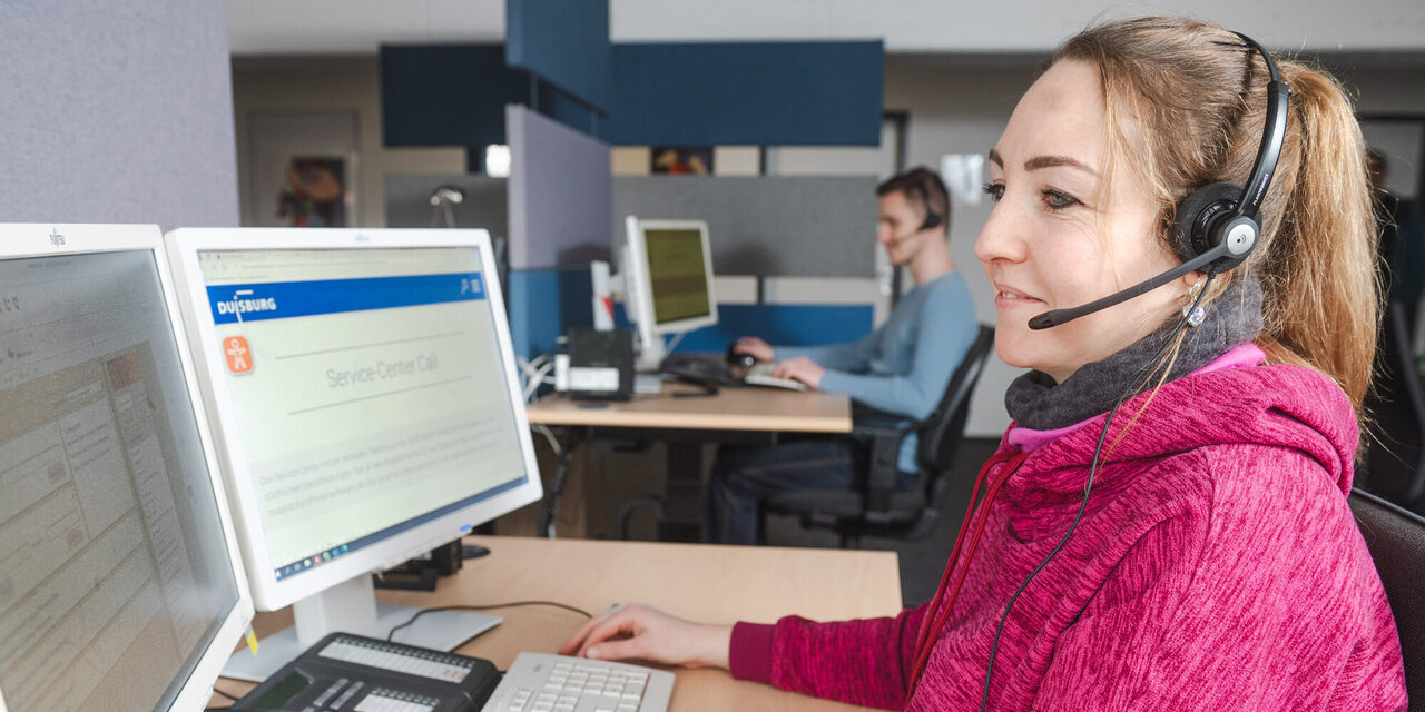 Call Duisburg Mitarbeiterin mit Headset