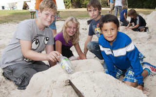 2013 Kinder bauen eine Sandburg