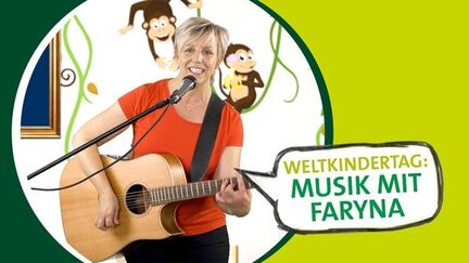 Frau mit Gitarre am Mikrofon: "Weltkindertag mit Faryna"