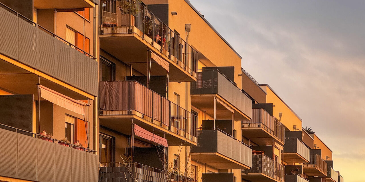 Hausfassade im Abendlicht