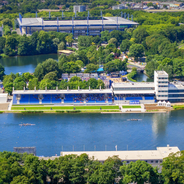 Sportpark Duisburg: Im Vordergrund die Regattabahn, im Hintergrund die Schauinsland-Reisen-Arena