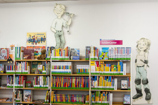 Schülercenter Stadtbibliothek Duisburg, Wand mit Bücherregalen