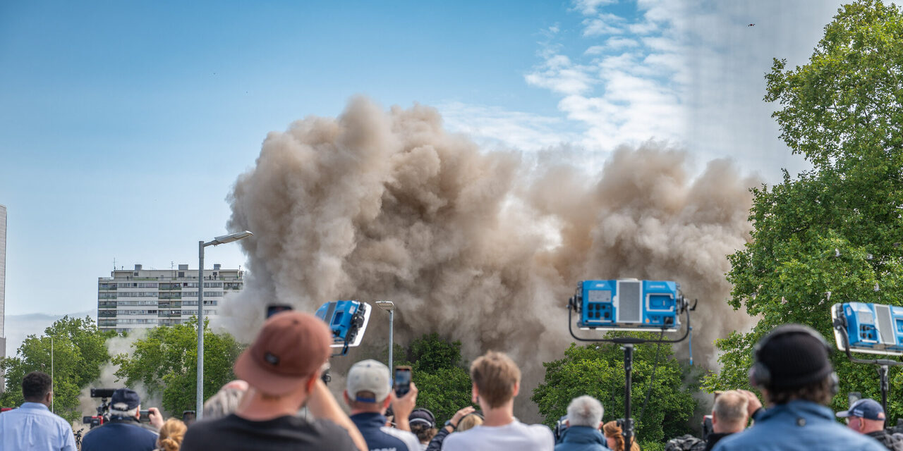 Weißer Riese gesprengt mit Staubwolke