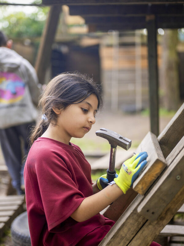 Keine Berührungsängste: Die Mädchen und Jungen auf dem Baui lassen ihrer Kreativität freien Lauf.