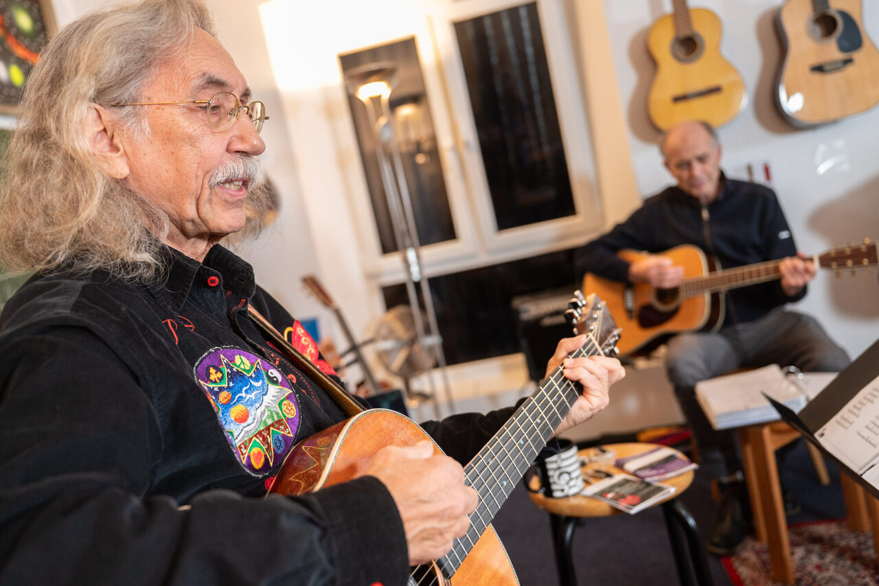 Auch mit 76 Jahren genießt Peter Bursch noch jede Unterrichtseinheit mit seinen Schülerinnen und Schülern.