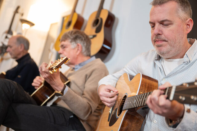 Ob Jung, ob Alt - zu Peters Gitarrenstunden kommt (fast) jeder.