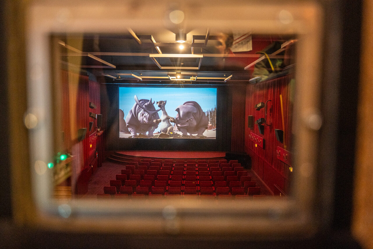 Blick aus dem Vorführraum in den großen Saal - die Technik ist auf neuestem Stand.