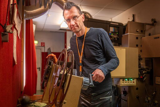 Filmvorführer Martin Heilmann ist der Herr Technik. Er beherrscht auch noch den Umgang mit den ältesten Filmrollen.