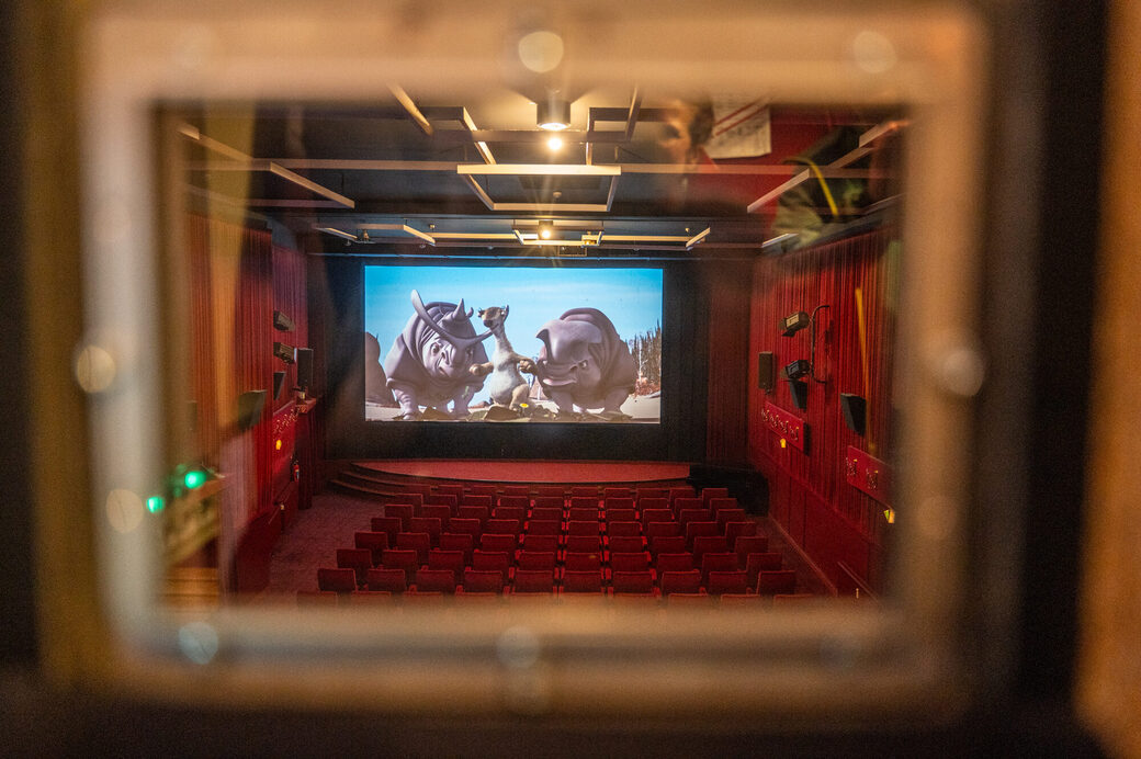Blick aus dem Vorführraum in den großen Saal - die Technik ist auf neuestem Stand.