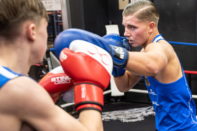 Mit Jason André Sovva und Sparringspartner Louis Ryborsch (16) stehen zwei hoffnungsvoller Nachwuchsboxer in Hamborn im Ring.