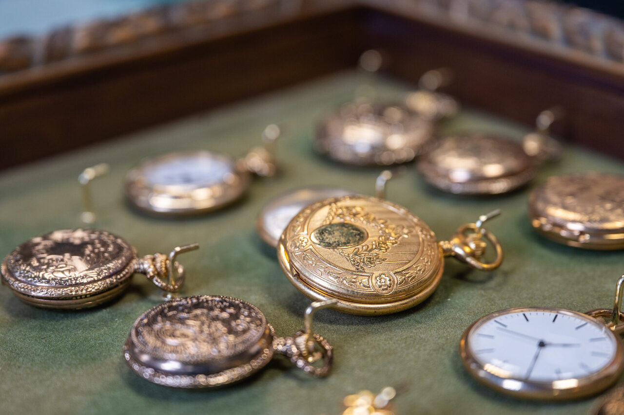 Ein Setzkasten mit alten Taschenuhren wurde im Juni 2025 am Averdunck-Center gefunden.