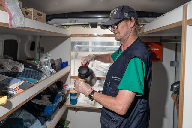 Volker Hirschfeld hat die Ausgabe fest im Griff - dem einen reicht ein Kaffee, der andere benötigt gar einen Schlafsack.