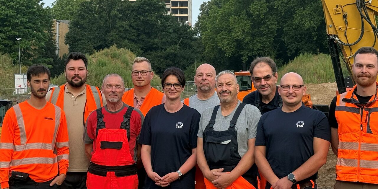 Ulrike Matthes inmitten ihres Teams von der Thüringer Sprenggesellschaft.