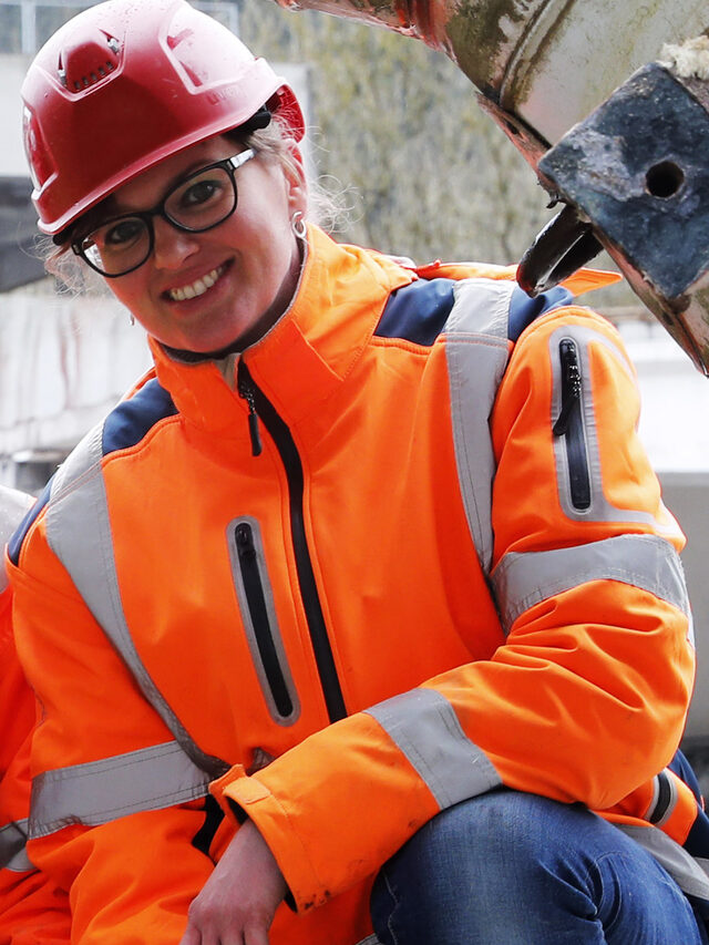 Ulrike Matthes an einem anderen Projekt, der Sprengung eines Industrieschornsteins in Kleinschmalkalden.