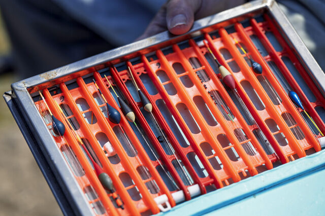 Posen für die Kamera: Dieter Wilms zeigt sein Montagen-Equipment.