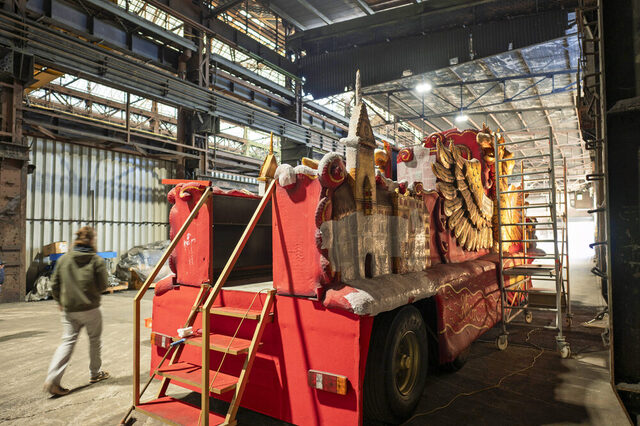 Zum Schutz vor Taubendreck wird der Wagen nach der Restaurierung noch mit einem Gerüst abgedeckt