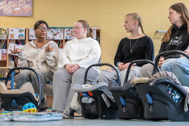 Ungewöhnliches Bild: Babyschalen im Klassenraum.