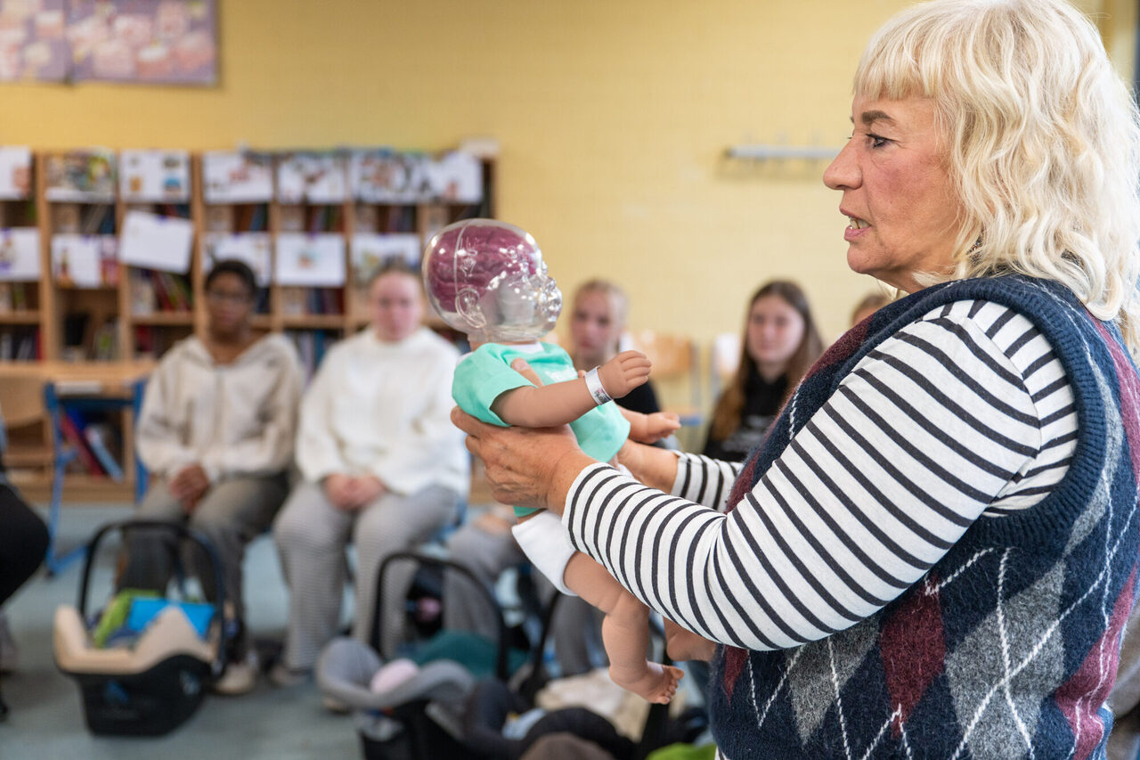 Liane Lauprecht erklärt am neuen Simulator, die fatalen Auswirkungen eines Schütteltraumas.
