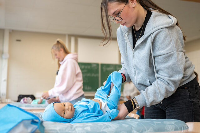 Naima geht das Wickeln schon ziemlich leicht von der Hand.