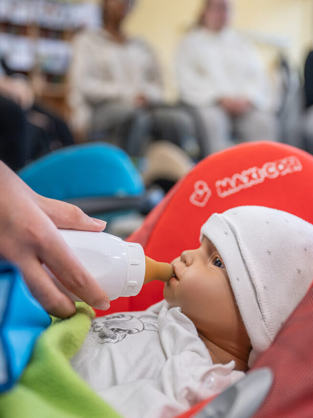 Die Milch ist natürlich nicht echt, aber der Baby-Simulator gibt trotzdem laut und deutlich zu verstehen, dass er die Flasche will.