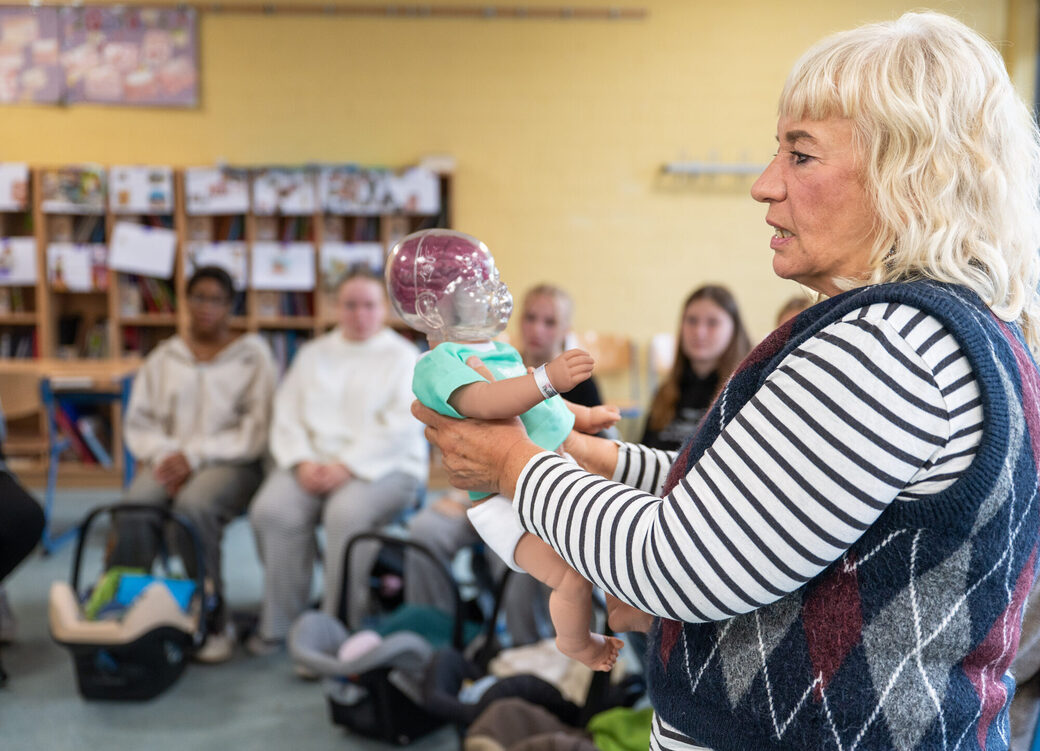 Liane Lauprecht erklärt am neuen Simulator, die fatalen Auswirkungen eines Schütteltraumas.