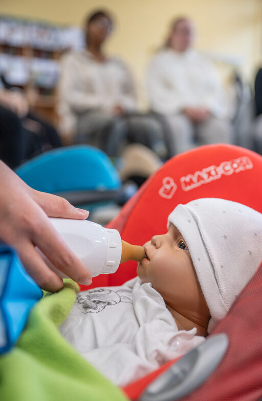 Die Milch ist natürlich nicht echt, aber der Baby-Simulator gibt trotzdem laut und deutlich zu verstehen, dass er die Flasche will.