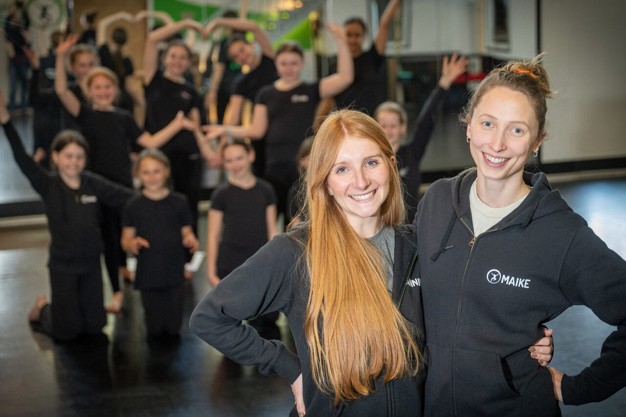 Annina Kaspers (li.) und Maike Starck sind unheimlich stolz auf ihre Truppe.